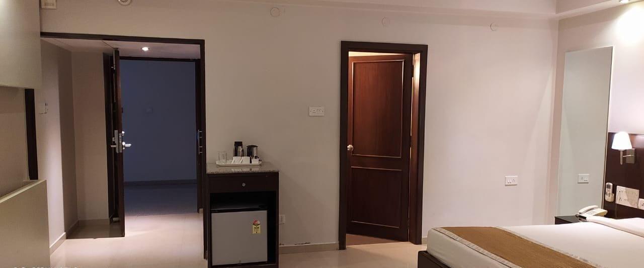 The Curzon Court Hotel Bangalore Exterior photo