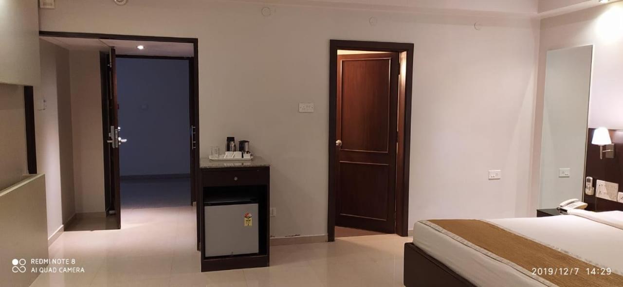 The Curzon Court Hotel Bangalore Exterior photo