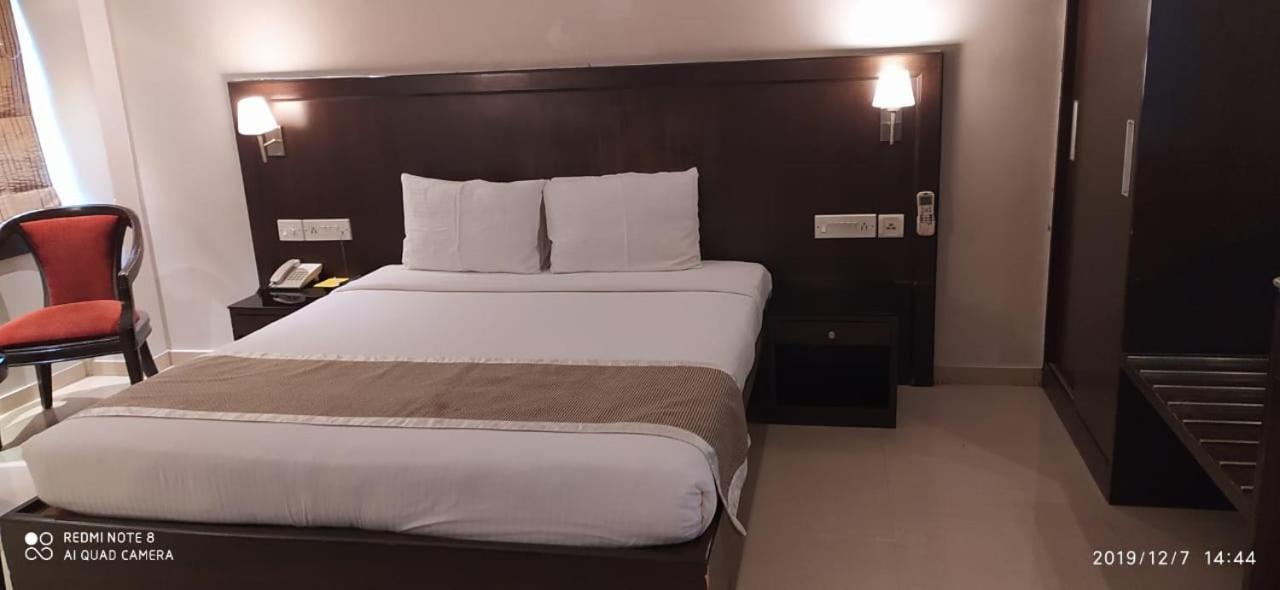 The Curzon Court Hotel Bangalore Exterior photo